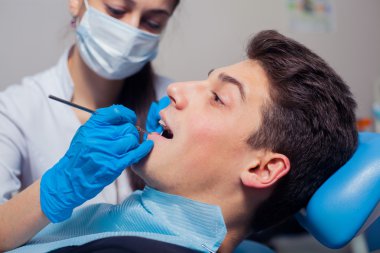 Adam diş hekimi diş tedavi muayene dişlere sahip olmak