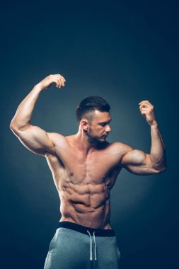 Güçlü atletik erkek Fitness Model siyah arka plan ile boşaltmak izole altı bohça abs. gösterilen gövde