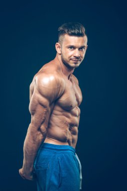 Siyah arka planda güçlü atletik adam