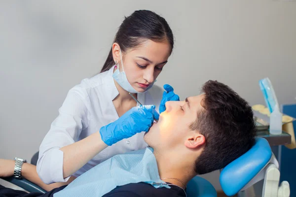 Mann lässt Zähne beim Zahnarzt untersuchen — Stockfoto