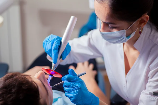Man har tänder undersökas vid tandläkare tandvård — Stockfoto