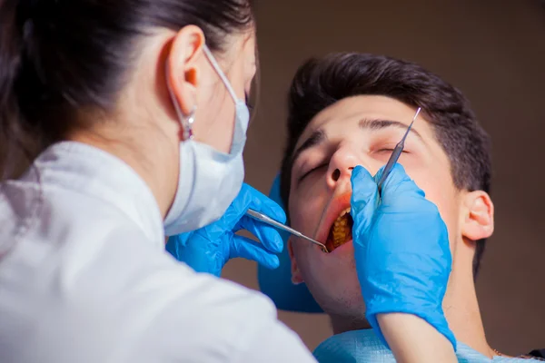 Чоловік оглянув зуби у стоматологів лікування зубів — стокове фото