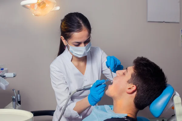 Mann lässt Zähne beim Zahnarzt untersuchen — Stockfoto