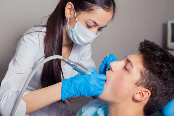 Mann lässt Zähne beim Zahnarzt untersuchen — Stockfoto