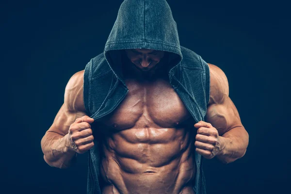 Kas gövde olan adam. Güçlü atletizm Erkekler Fitness modeli gövde gösteren altı bohça abs.