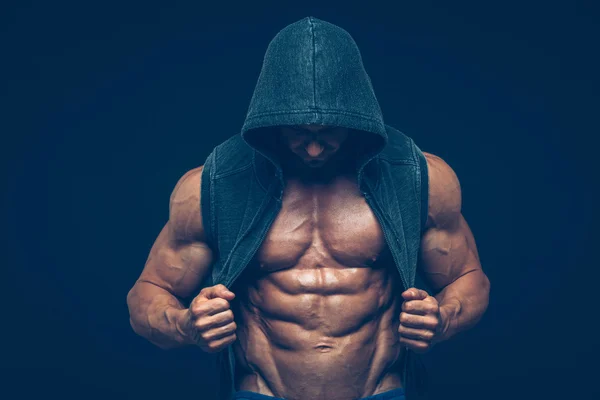 Kas gövde olan adam. Güçlü atletizm Erkekler Fitness modeli gövde gösteren altı bohça abs.