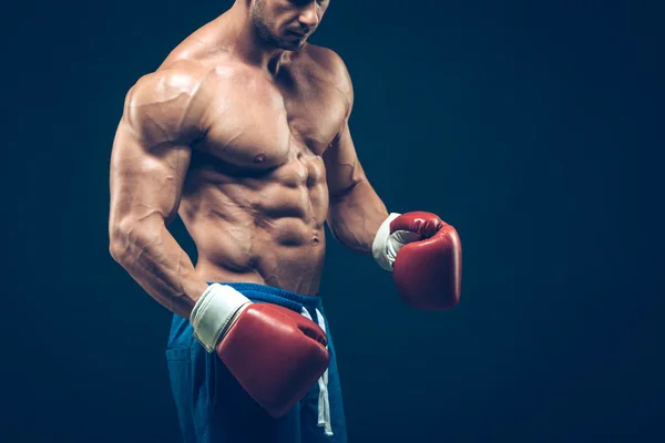 Boxeador muscular en rodaje de estudio, sobre fondo negro . —  Fotos de Stock