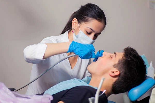 Mann lässt Zähne beim Zahnarzt untersuchen — Stockfoto