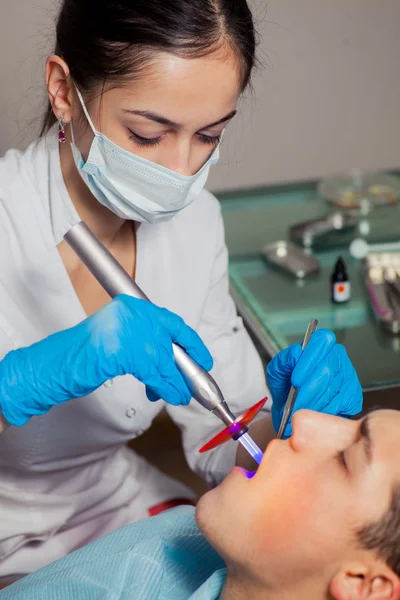 Чоловік оглянув зуби у стоматологів лікування зубів — стокове фото