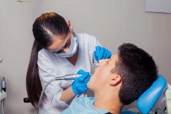 Mann lässt Zähne beim Zahnarzt untersuchen — Stockfoto