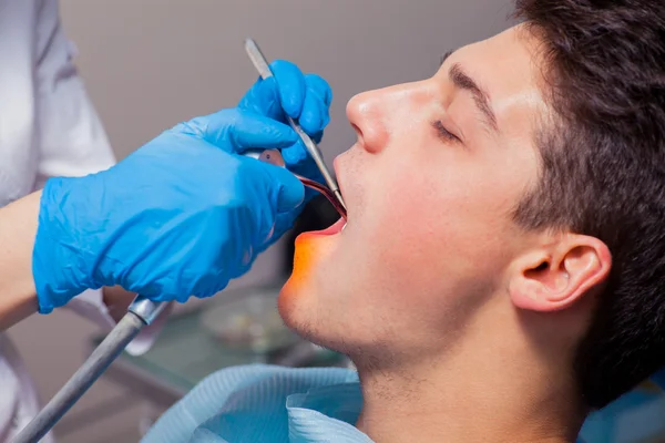 Zahnarzt Behandlung eines Patienten Zähne beim Zahnarzt — Stockfoto