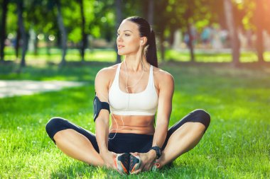 Fitness ve yaşam tarzı konsepti - kadın dışarıda spor yapıyor