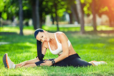Fitness ve yaşam tarzı konsepti - kadın dışarıda spor yapıyor