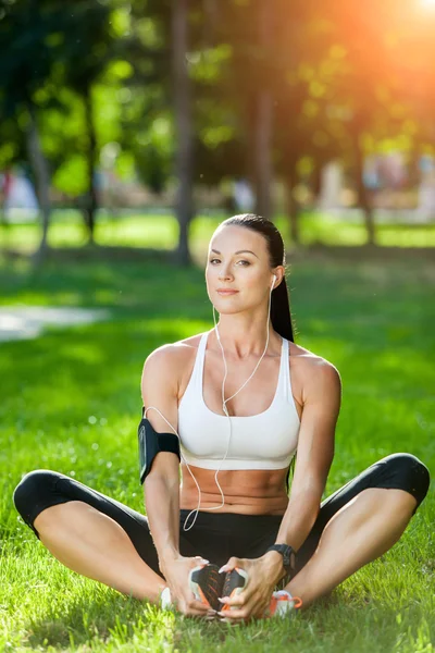 Fitness i koncepcja stylu życia - kobieta uprawiająca sport na świeżym powietrzu — Zdjęcie stockowe