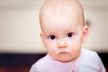 Küçük bir çocuk ağlıyor ama bağırmayacağına close-up. Yanağını yuvarlanan bir yırtık. Arka plan bulanık. Fotoğraf kız.