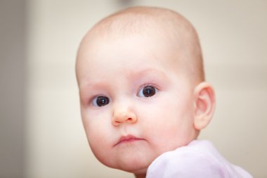 Küçük bir çocuk ağlıyor ama bağırmayacağına close-up. Yanağını yuvarlanan bir yırtık. Arka plan bulanık. Fotoğraf kız.