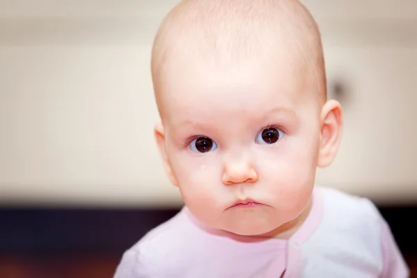 Primer plano de un niño pequeño que llora pero no grita. Una lágrima rodando por su mejilla. Fondo borroso. Foto chica . —  Fotos de Stock