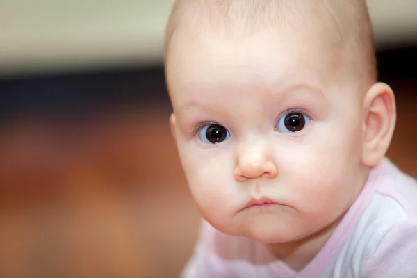 Primer plano de un niño pequeño que llora pero no grita. Una lágrima rodando por su mejilla. Fondo borroso. Foto chica . —  Fotos de Stock