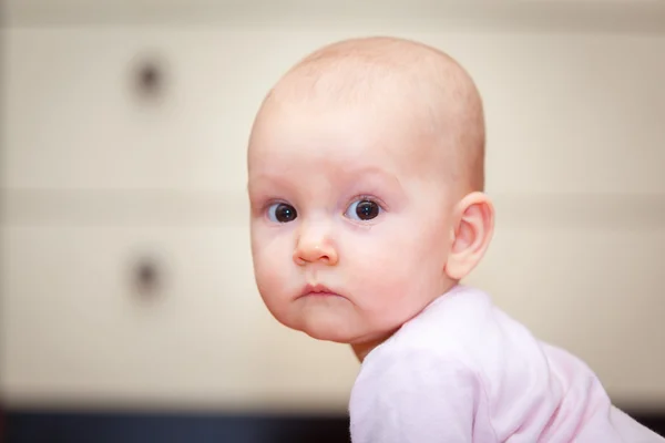 Primer plano de un niño pequeño que llora pero no grita. Una lágrima rodando por su mejilla. Fondo borroso. Foto chica . —  Fotos de Stock