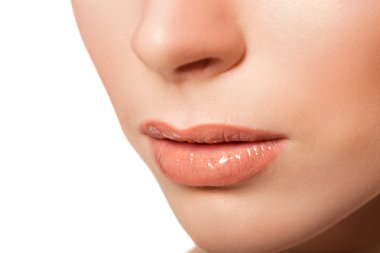 Seksi dudaklar. Güzellik Lipgloss makyaj ayrıntı. Güzel makyaj portre.