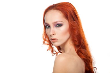 Tenli güzellik uzun kıvırcık Kızıl saçlı kadın. İzole arka plan.