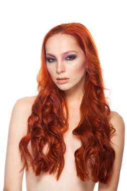 Tenli güzellik uzun kıvırcık Kızıl saçlı kadın. İzole arka plan.