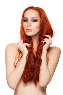 Tenli güzellik uzun kıvırcık Kızıl saçlı kadın. İzole arka plan.