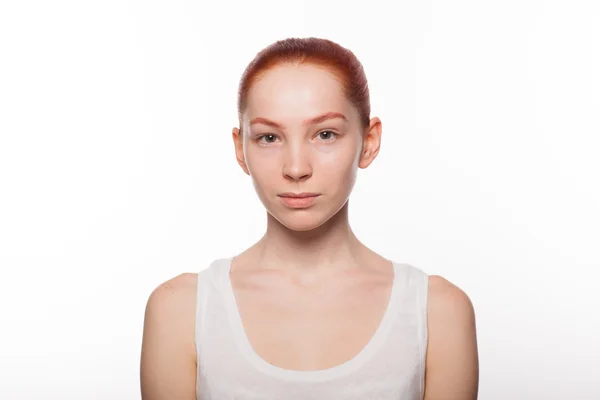 Artista de maquillaje profesional haciendo glamour con maquillaje modelo de pelo rojo. Fondo aislado . —  Fotos de Stock