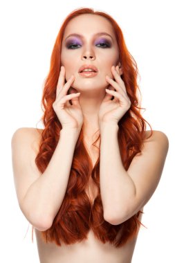 Tenli güzellik uzun kıvırcık Kızıl saçlı kadın. İzole arka plan.