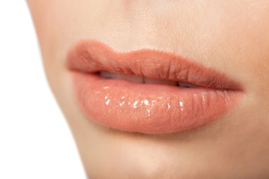 Seksi dudaklar. Güzellik Lipgloss makyaj ayrıntı. Güzel makyaj portre.