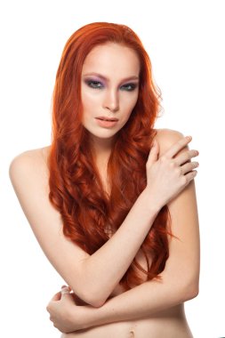 Tenli güzellik uzun kıvırcık Kızıl saçlı kadın. İzole arka plan.