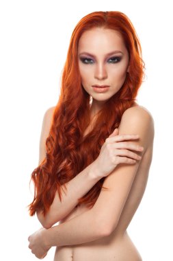Tenli güzellik uzun kıvırcık Kızıl saçlı kadın. İzole arka plan.