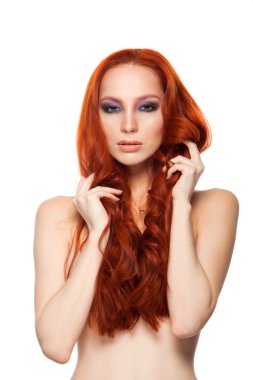 Tenli güzellik uzun kıvırcık Kızıl saçlı kadın. İzole arka plan.