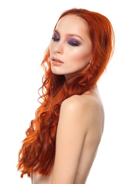 A tisztességes bőr-és szépség hosszú göndör, vörös hajú nő. Elszigetelt háttér. — Stock Fotó