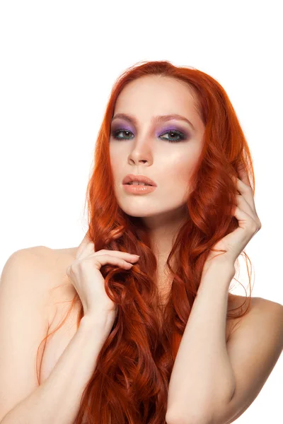 A tisztességes bőr-és szépség hosszú göndör, vörös hajú nő. Elszigetelt háttér. — Stock Fotó