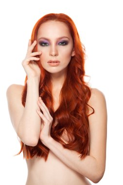 Tenli güzellik uzun kıvırcık Kızıl saçlı kadın. İzole arka plan.