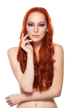 Tenli güzellik uzun kıvırcık Kızıl saçlı kadın. İzole arka plan.