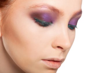 Profesyonel makyöz seksi kırmızı saç modeli makyaj yapıyor. İzole arka plan.