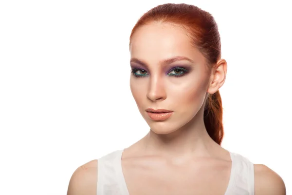 Professional Make-up artist gör glamour med rött hår modell makeup. Isolerade bakgrund. — Stockfoto