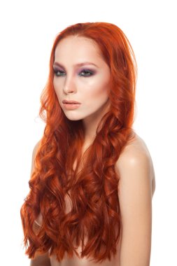 Tenli güzellik uzun kıvırcık Kızıl saçlı kadın. İzole arka plan.