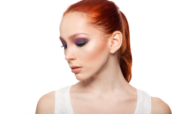 Professzionális sminkes ennek a vörös hajú modell smink glamour. Elszigetelt háttér. — Stock Fotó