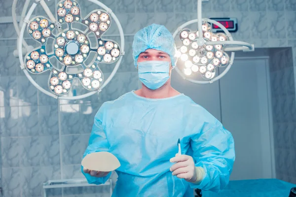 Chirurgien en salle d'opération à l'hôpital. augmentation mammaire — Photo