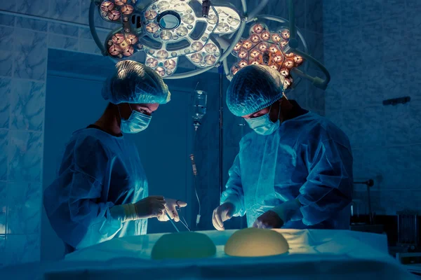 Equipe de Cirurgiões que trabalha com Monitoramento de Paciente em Cirurgia — Fotografia de Stock