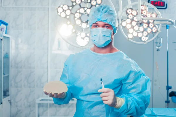 Хірург в операційній кімнаті в лікарні. збільшення грудей — стокове фото