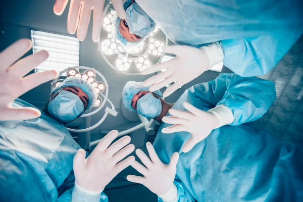 Cirurgiões em pé acima do paciente antes da cirurgia — Fotografia de Stock