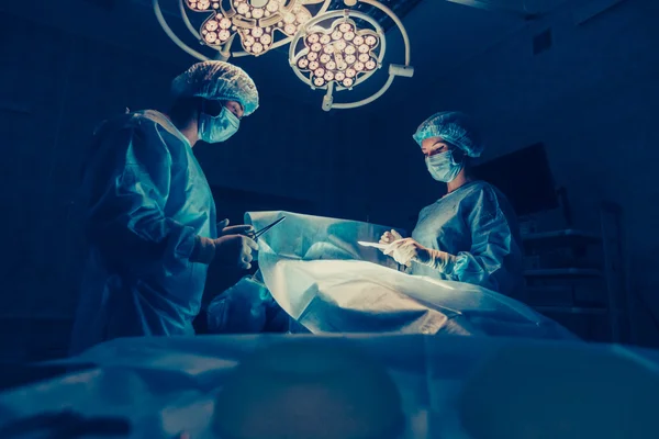 Équipe de chirurgiens travaillant avec Surveillance du patient en salle d'opération chirurgicale. augmentation mammaire — Photo