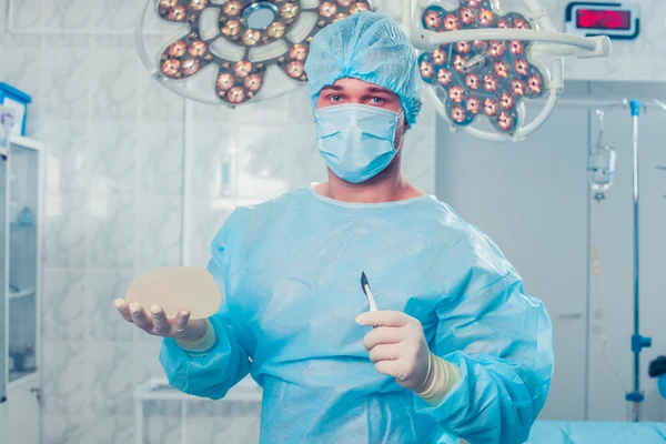 Chirurgo in sala operatoria in ospedale. aumento del seno — Foto Stock