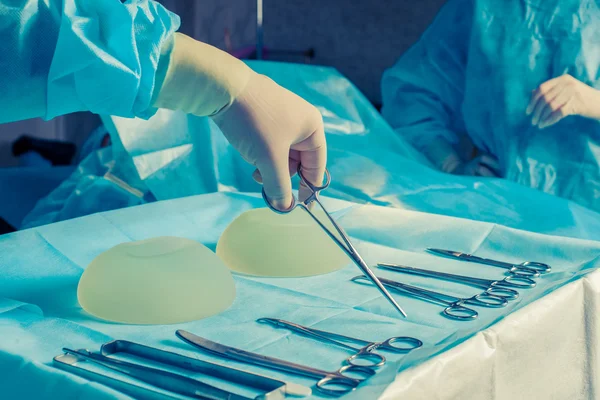 Verpleegkundige hand nemen van chirurgische instrument voor groep chirurgen bij b — Stockfoto