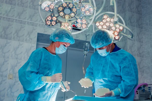 Equipe de Cirurgiões que trabalha com Monitoramento de Paciente em Cirurgia — Fotografia de Stock