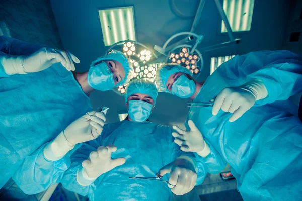 Chirurgen staande boven van de patiënt voor de operatie — Stockfoto